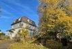 im Herbst mit historischer Linde