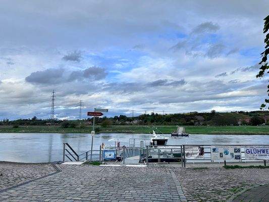 Fähre an der Elbe unweit des Hauses