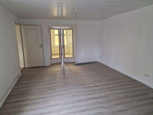 Wohnzimmer mit Glastür 