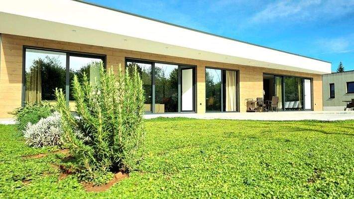 80FCB54D-4472-4028-A02C-2CA020673B4F_1_105_c