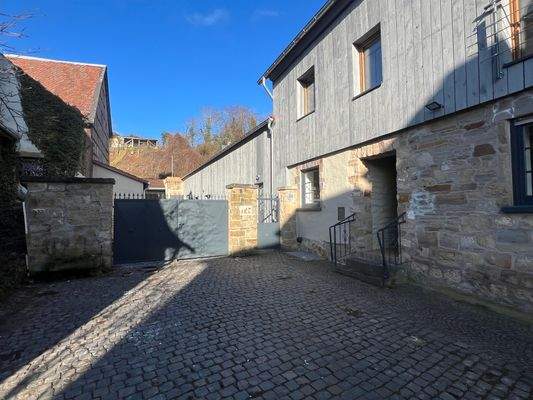 Vorderhaus mit Tor zum Hof