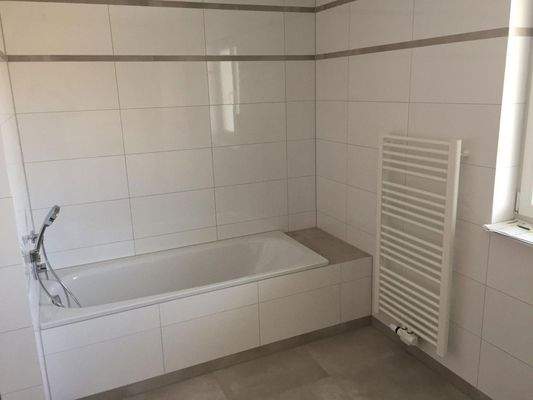 Bad Wanne und Handtuchtrockner