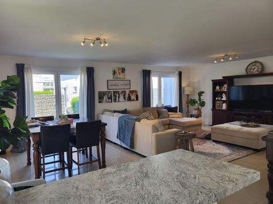 7_Wohnzimmer von der Küche aus möb.jpg