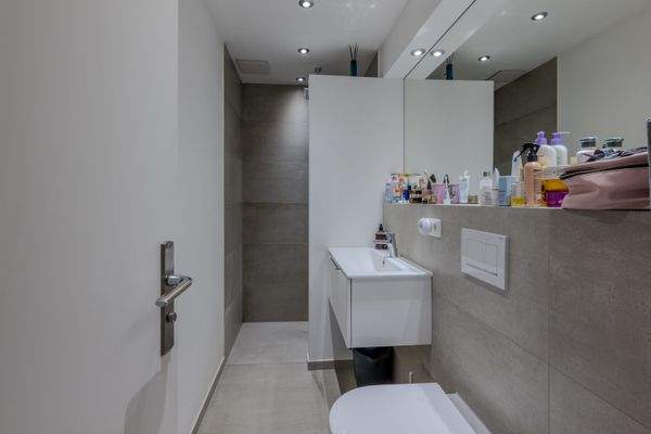 Modernes Bad mit bodengleicher Dusche