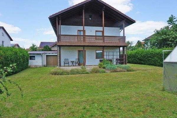 Rückseite mit Terrasse und Balkon