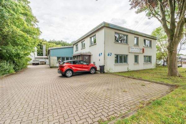 Außenansicht mit Parkfläche