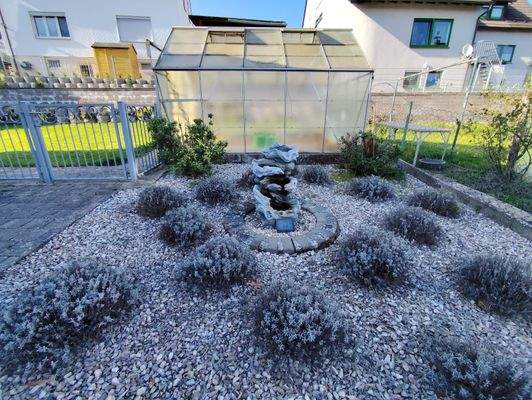 schön angelegter  Steingarten mit Lavendel und Zierbrunnen