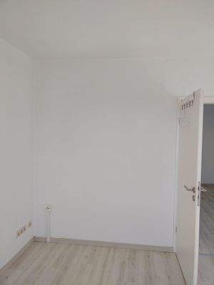 Leeres Zimmer mit offener Tür