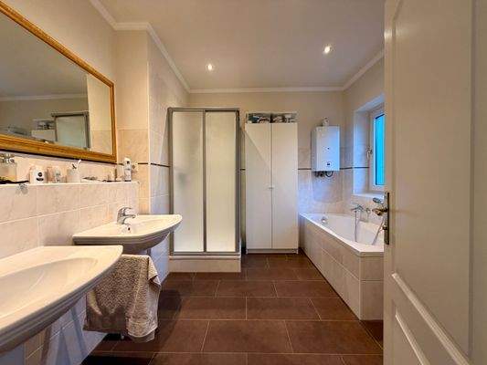 Badezimmer mit Dusche und Badewanne