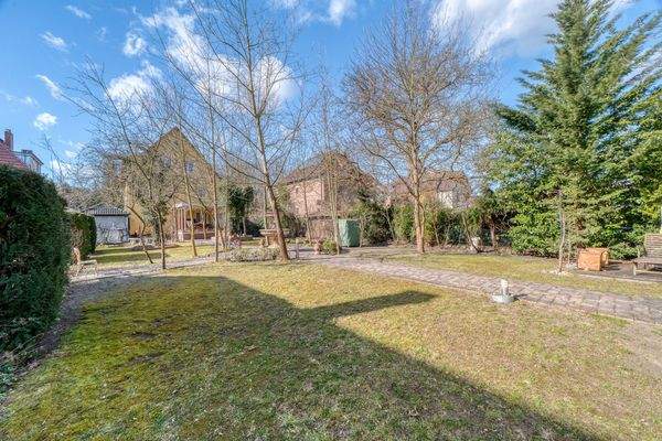 von der hinteren Grundstücksgrenze aus betrachtet