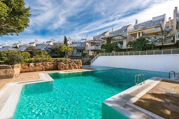 Elegantes Reihenhaus mit Garage und Meerblick in Son Veri Nou