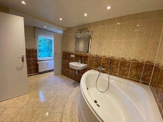 Bad mit Badewanne (1)