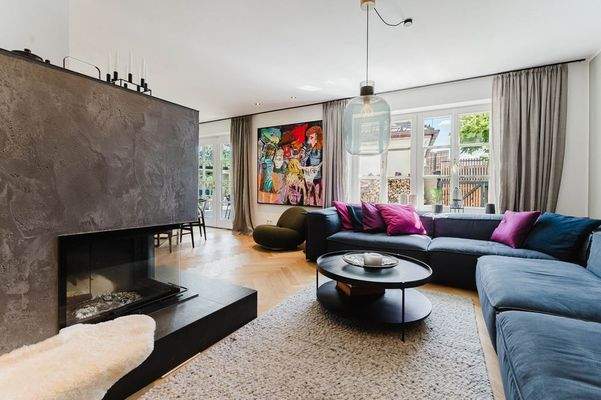 Der offene Kamin sorgt an kühleren Tagen für wohltuende Wärme