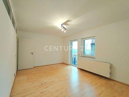 Das Schlafzimmer mit Zugang zum Balkon und Garten