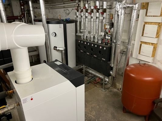 Heizungs- und Warmwasserbereitungsanlage im Keller (neu in 2021)