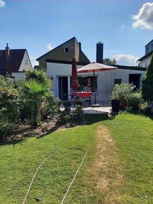 Blick zur Terrasse im Sommer