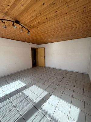 Großes Zimmer im DG Blick zum Eingang