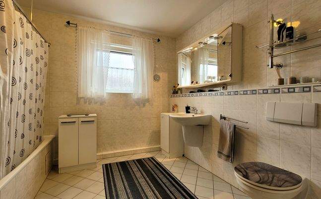 Bad mit Badewanne im 1.OG