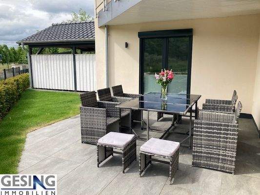 große teileweise überdachte Terrasse 