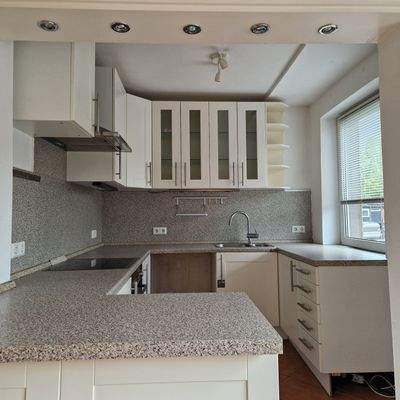 offene geräumige Einbauküche zum Wohnbereich.jpg