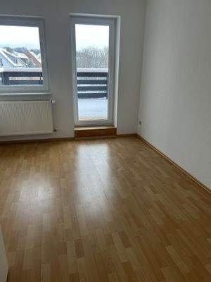 Zimmer mit Zugang zum Balkon.jpg