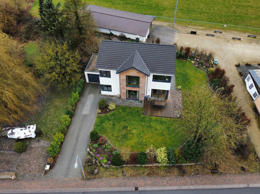 Baugrundstück mit Immobilie (KI-Visualisierung)