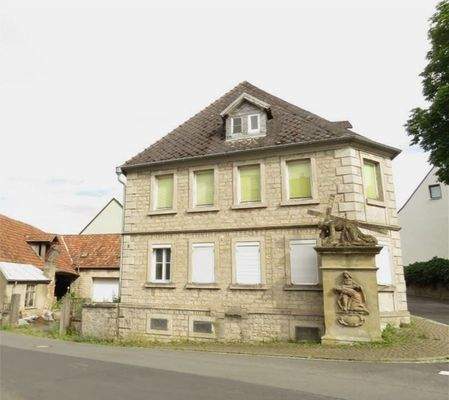 Hauptgebäude und Nebengebäude