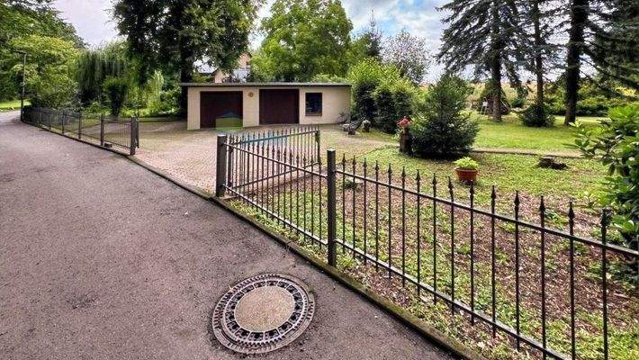 Blick zur Doppelgarage