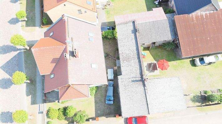 Haus und kleiner Hof von oben