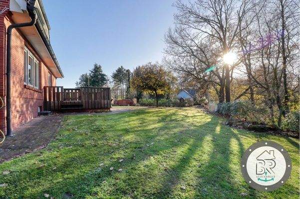 Sonnenverwöhnter Garten mit Rasenfläche