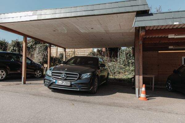 Privater Carport