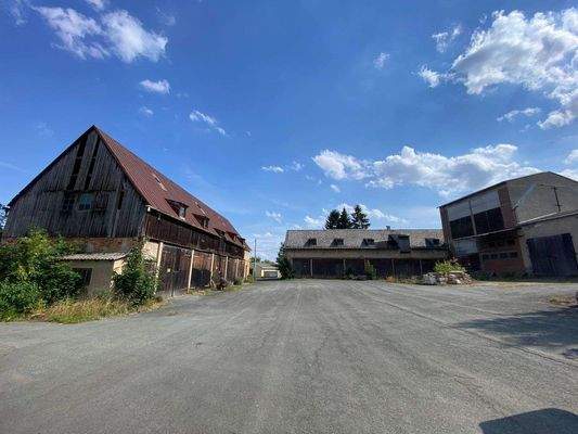 Halle mit Blechdach (1).JPG