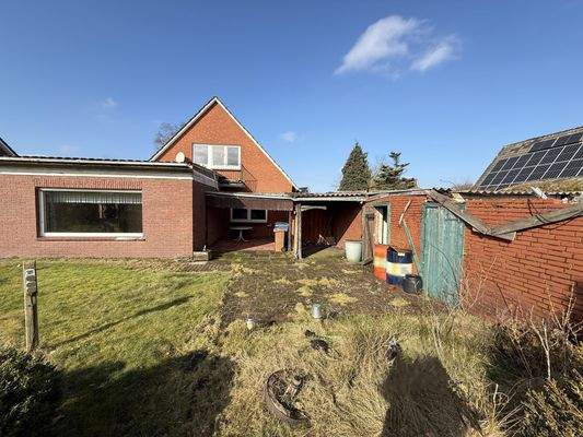 teilweise marodes Nebengebäude