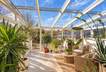 Der sonnige Wintergarten und Zugang zum großen Garten - KI-bearbeitet