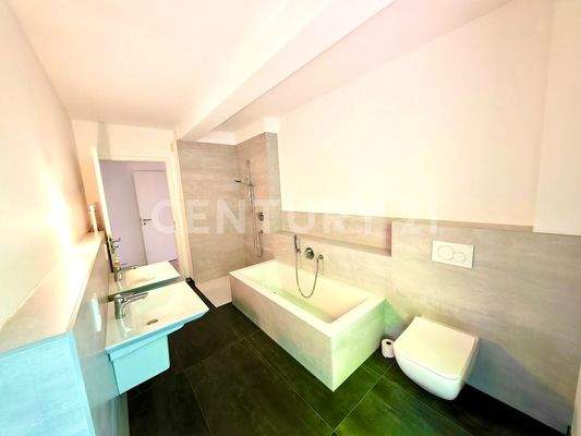 großes Badezimmer mit Wanne und Dusche