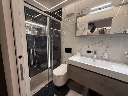 Brixen-Sanierte Wohnung-vollmöbliert-modern-hochwertige Möbel-Eichrichtung-Luxus-Neu-Beleuchtung-Terrasse-Stadtzentrum-Bahnhof