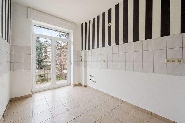 Küche mit Tür zu Balkon 2