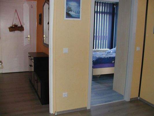 Flur/Blick ins Schlafzimmer