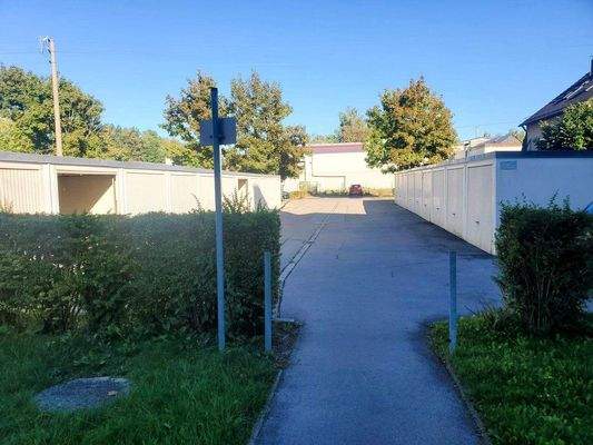 Angrenzender Garagen-Park