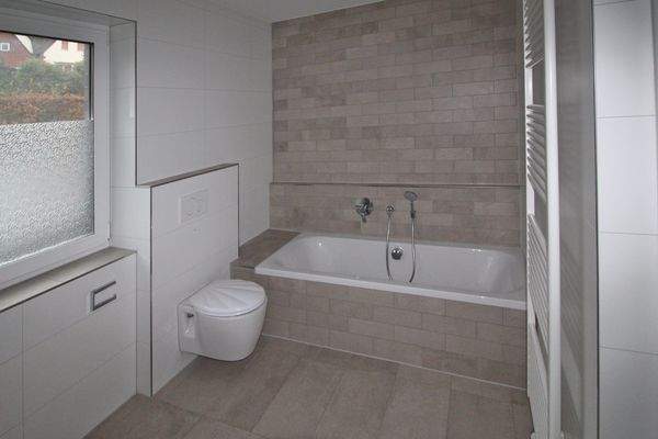 ..sowie mit Badewanne und WC