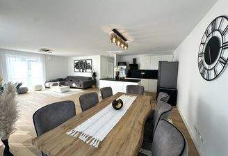 Wohn- und Essbereich mit offener Küche