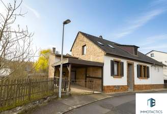 Außenansicht mit Carport
