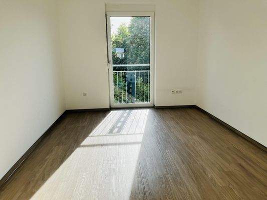 Schlafzimmer mit bodentiefem Fenster/frz.-Balkon