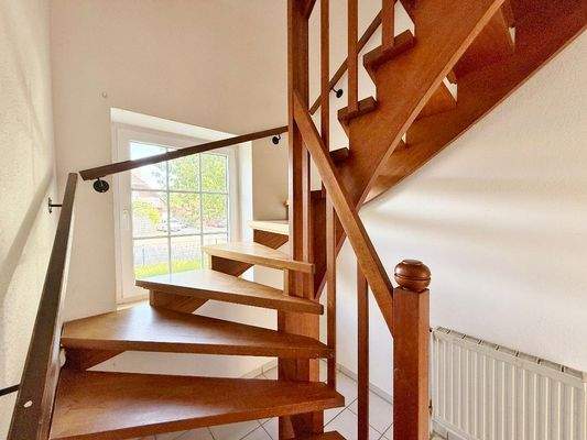 Holztreppe ins Obergeschoss