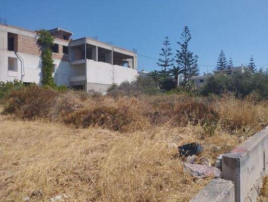 Grundstück mit großer Bebauung in Strandnähe auf Kreta zum Verkauf