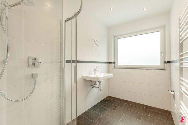 Badezimmer mit Dusche