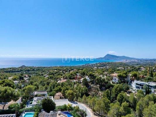 Detached Villa with Pool and Underground Parking in Altea Alicante