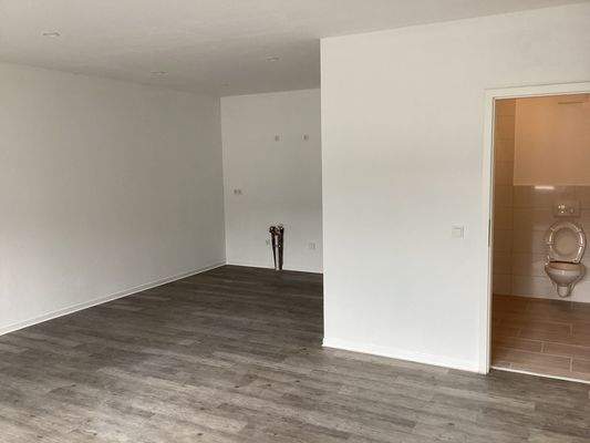 Wohnzimmer mit offene Küche.