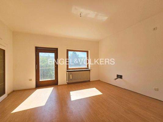 Küche mit Zugang zum Balkon OG