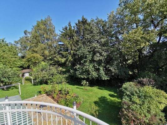 Terrassenblick auf die weitläufige Gartenanlage mit Blick ins Grüne